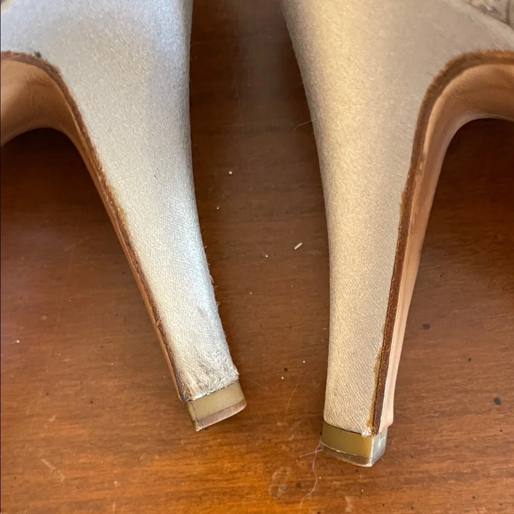 CHANEL silver/grey Textured Heels - Picture 4 of 13